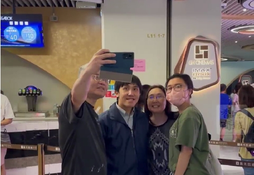 有片 | 連續(xù)兩戲院倒閉 市民打卡留念：可惜！要多支持電影業(yè)