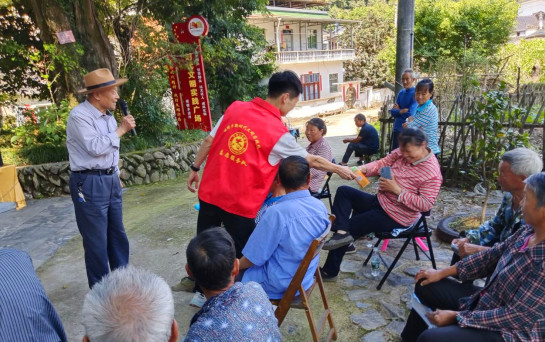 皖休寧板橋：「送戲下鄉(xiāng)」?jié)櫺奶? 民生實(shí)事暖人心