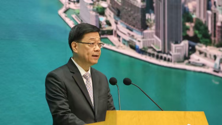 李家超回應(yīng)500回購(gòu)的士牌倡議 動(dòng)用公帑要極度謹(jǐn)慎