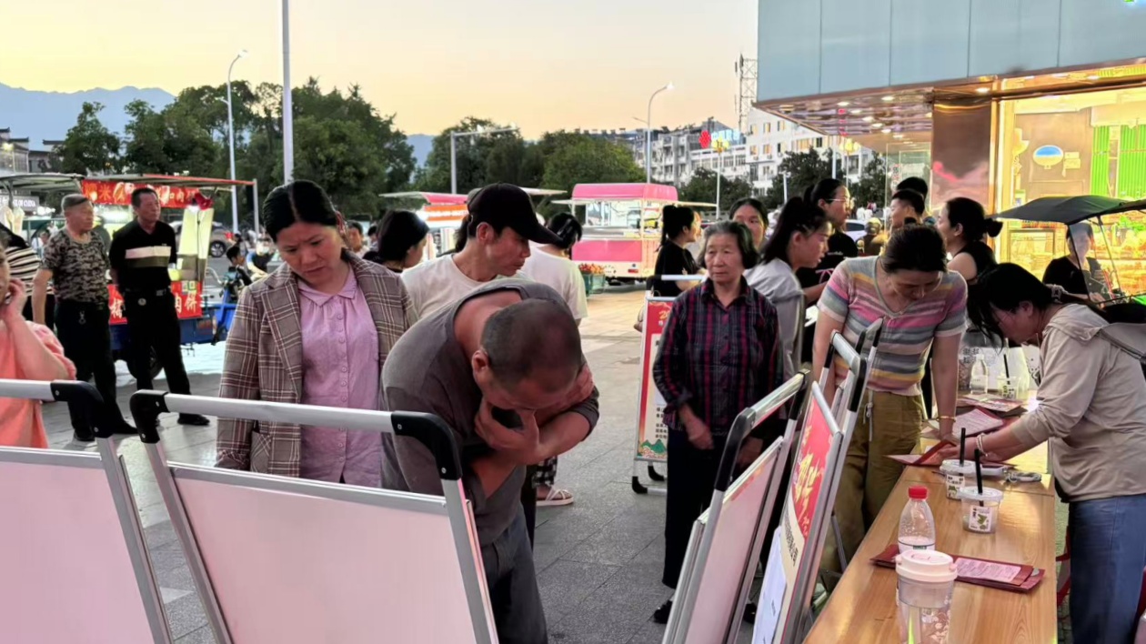 皖黟縣：「鄰工夜市」點(diǎn)亮「就業(yè)燈火」