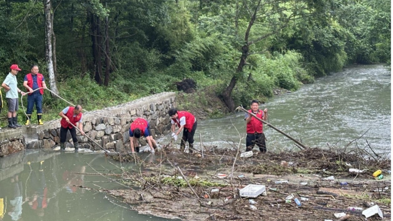 皖黟縣柯村鎮(zhèn)：黨員幹部帶頭奮戰(zhàn)清淤一線