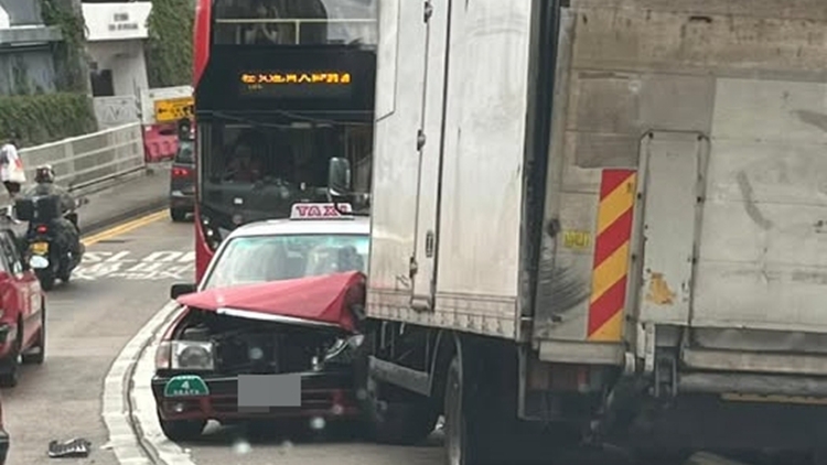 藍(lán)田連德道貨車逆線撞的士 司機(jī)受傷一度被困