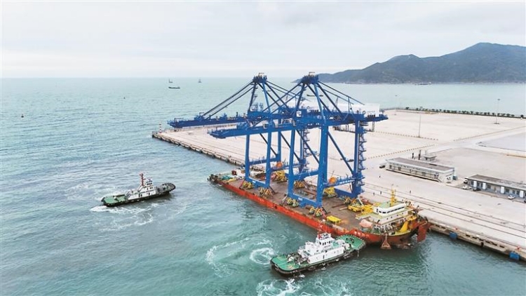 超大號(hào)「抓娃娃機(jī)」小漠港上崗