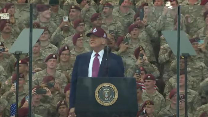 特朗普演講現(xiàn)場豎起巨型防彈玻璃