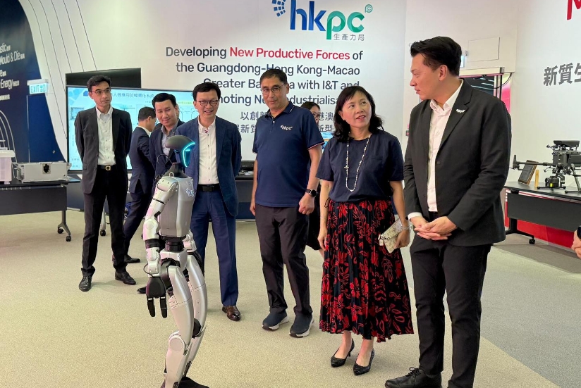 陳美寶到訪生產力局 了解機械人應用等項目