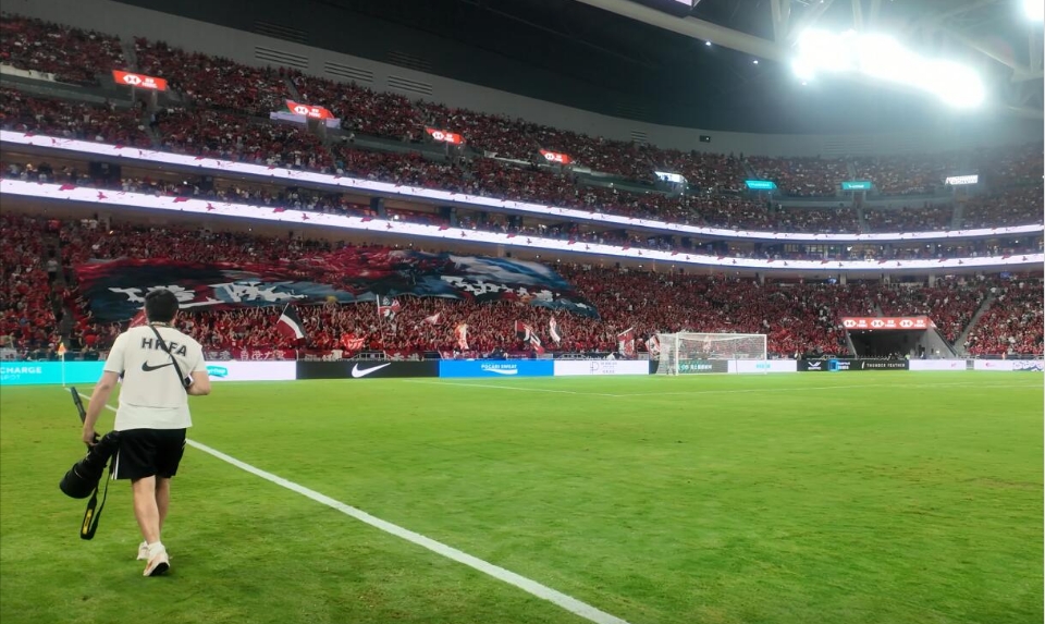 有片｜足總為球迷帶來驚喜 港隊勁揪巨型橫幅震撼全場