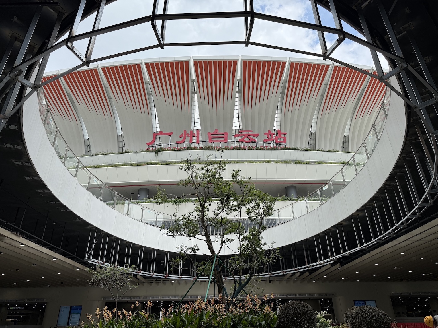 廣州地鐵十二號(hào)線東、西段開(kāi)通在即 記者率先體驗(yàn)六線換乘廣州白雲(yún)地鐵站