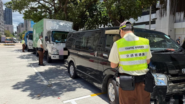 警方九龍城打擊交通違例事項(xiàng) 拘3男發(fā)逾900張告票