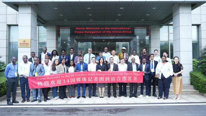 非洲34國記者訪問團考察湖南省茶業(yè)集團 合作茗茶受到廣泛好評