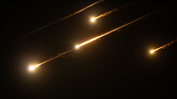 追蹤報道 | 以軍稱伊朗向以色列發(fā)動多輪導(dǎo)彈襲擊