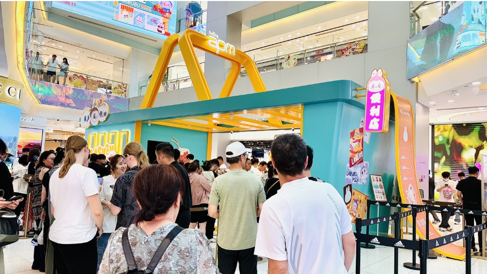 拉布布快閃店現(xiàn)身北京王府井，引爆打卡熱潮！