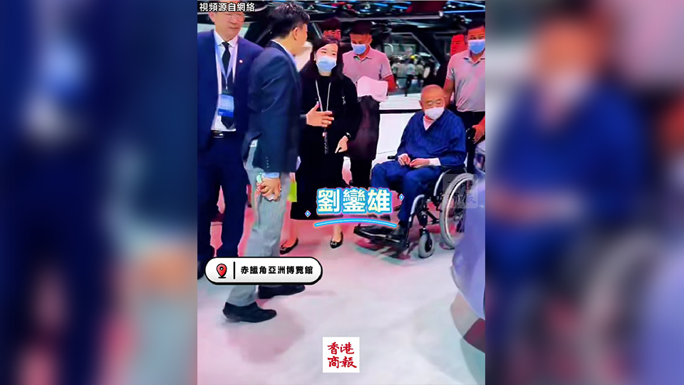 有片｜劉鑾雄現(xiàn)身香港車屒 看中國產(chǎn)紅旗車