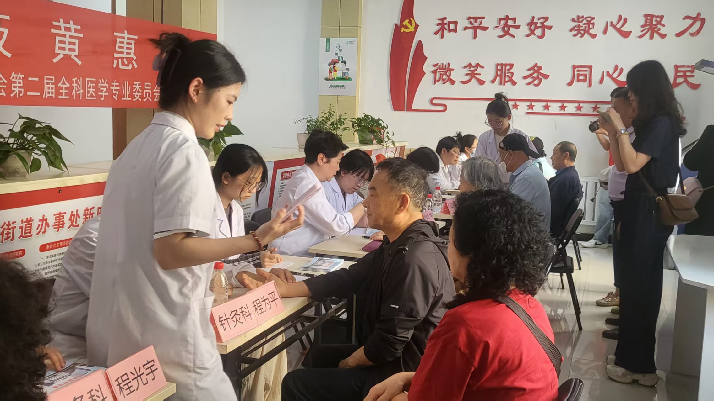 哈市香坊區(qū)和平路街道開(kāi)展中醫(yī)藥文化進(jìn)社區(qū)義診  惠及民生