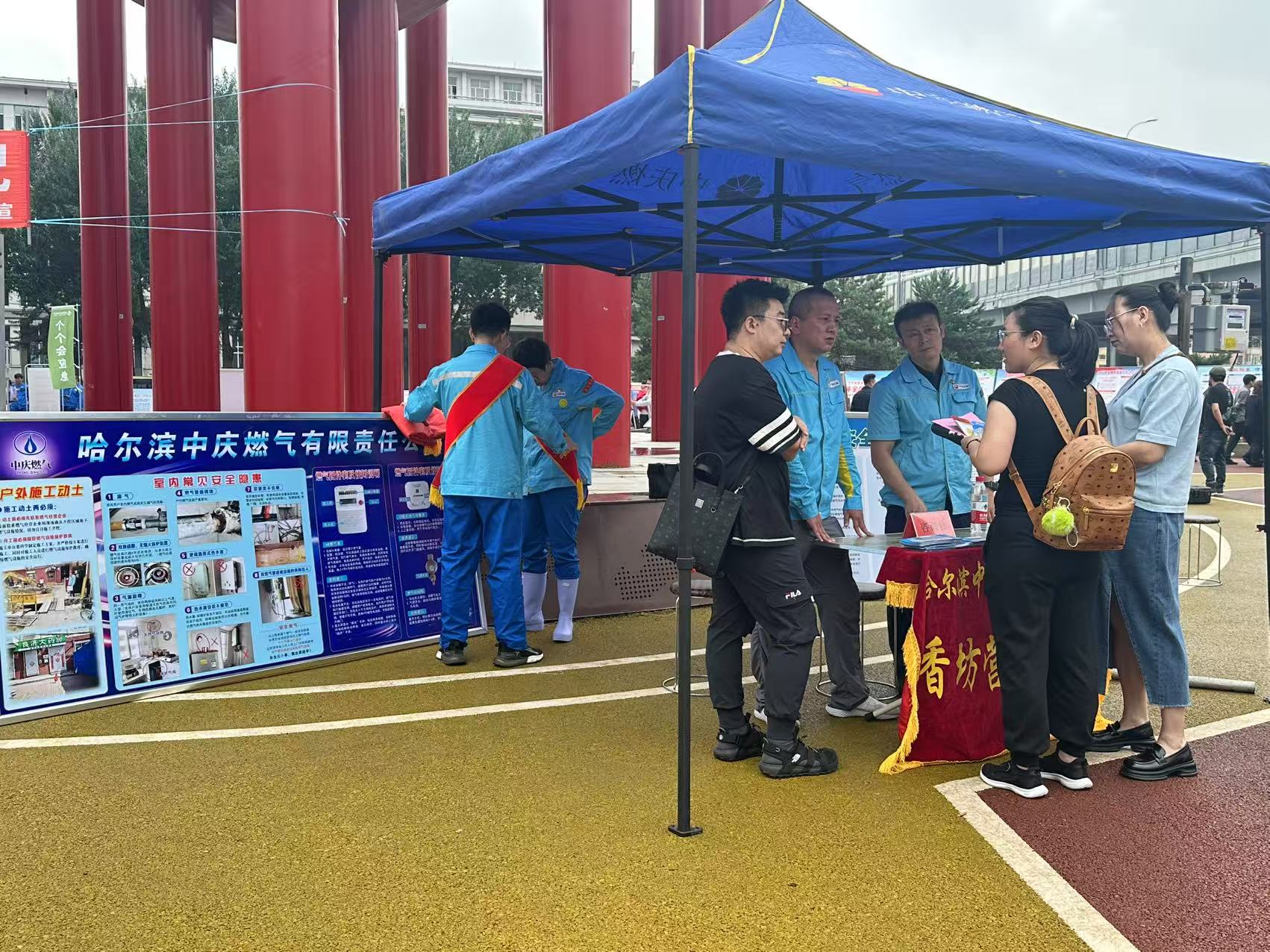 哈市香坊區(qū)開展安全生產(chǎn)宣傳諮詢?nèi)栈顒? title=