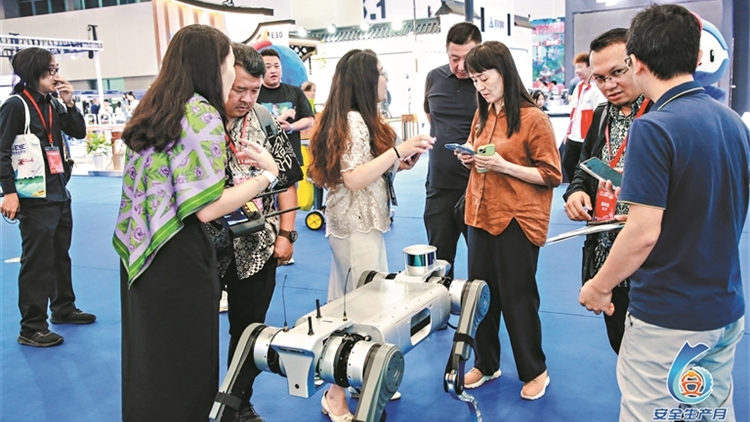 炫酷「黑科技」亮相安全宣傳諮詢?nèi)栈顒? title=