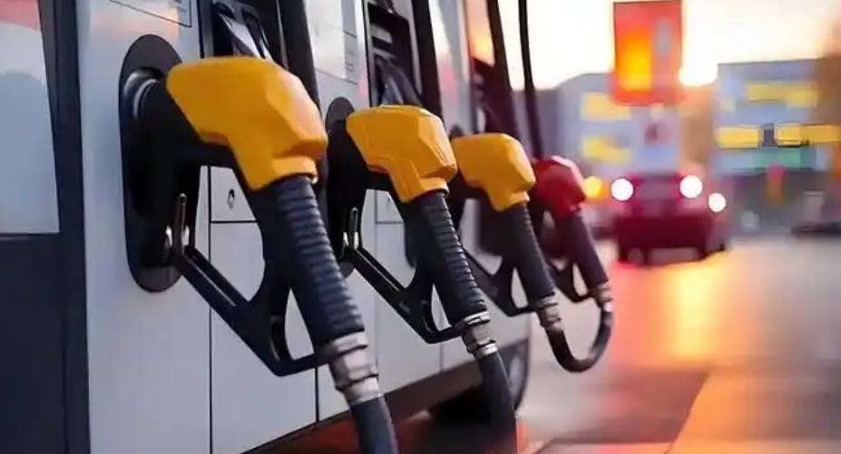 國內(nèi)成品油價今晚上調(diào)，加滿一箱油多花10元