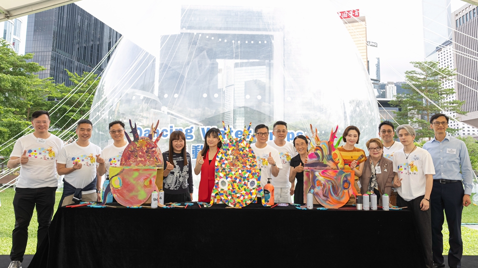 懲教署與小龍馬慈善基金合辦活動(dòng) 共同繪畫龍馬凳傳遞共融精神