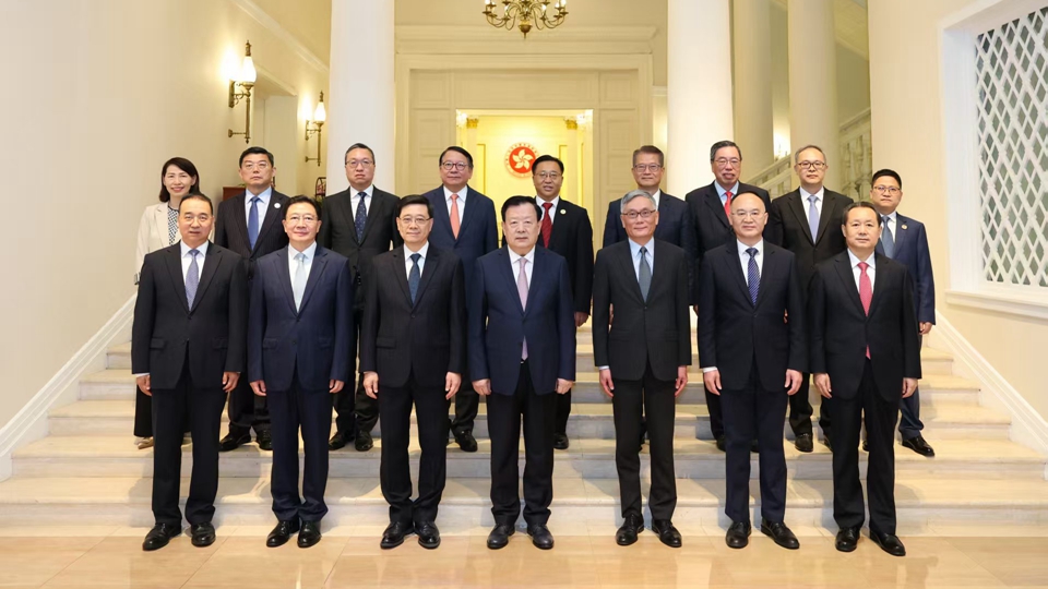 夏寶龍抵達香港 與李家超及特區(qū)政府高層官員座談