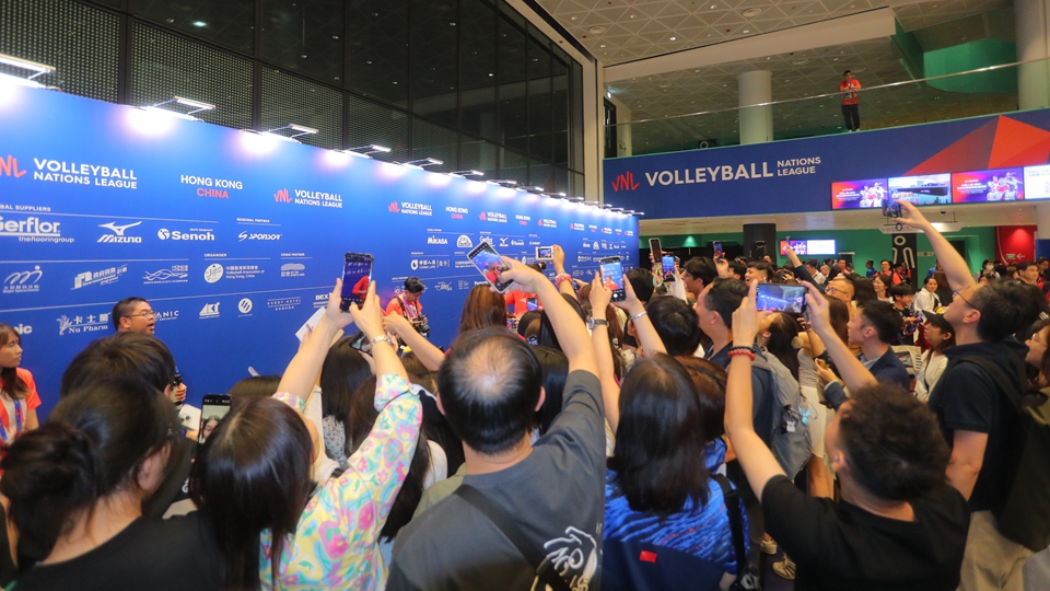 有片｜中國女排有求必應(yīng) 自拍、簽名令球迷瘋狂