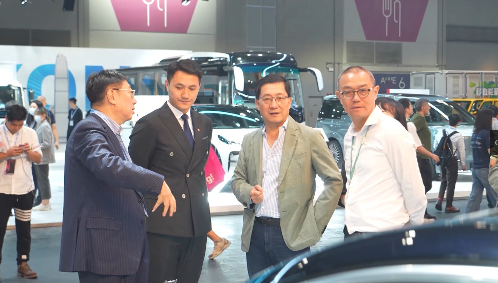 旗耀香江 共擎未來 香港機(jī)場(chǎng)管理局主席林天福參觀紅旗展臺(tái) 給予紅旗產(chǎn)品高度評(píng)價(jià)