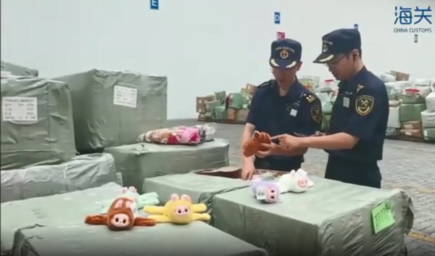 港珠澳大橋海關(guān)檢獲逾2萬個翻版「LABUBU」