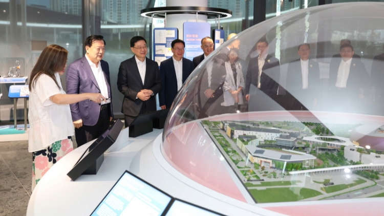 夏寶龍19日在香港進(jìn)行考察調(diào)研