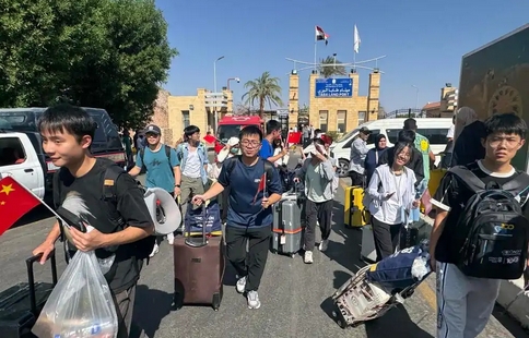 上百名在以中國公民撤離至埃及境內(nèi) 