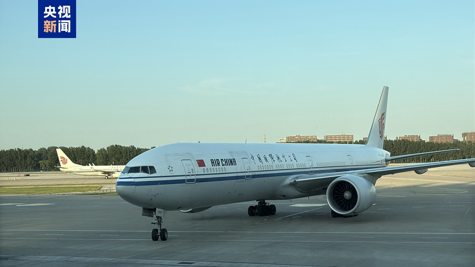 首架接返自伊朗撤離中國(guó)公民臨時(shí)航班抵京