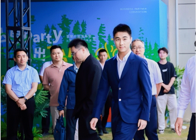 「賭王」之子何猷君收購?fù)跛悸斊煜缕髽I(yè)，接盤後前往山東參加活動