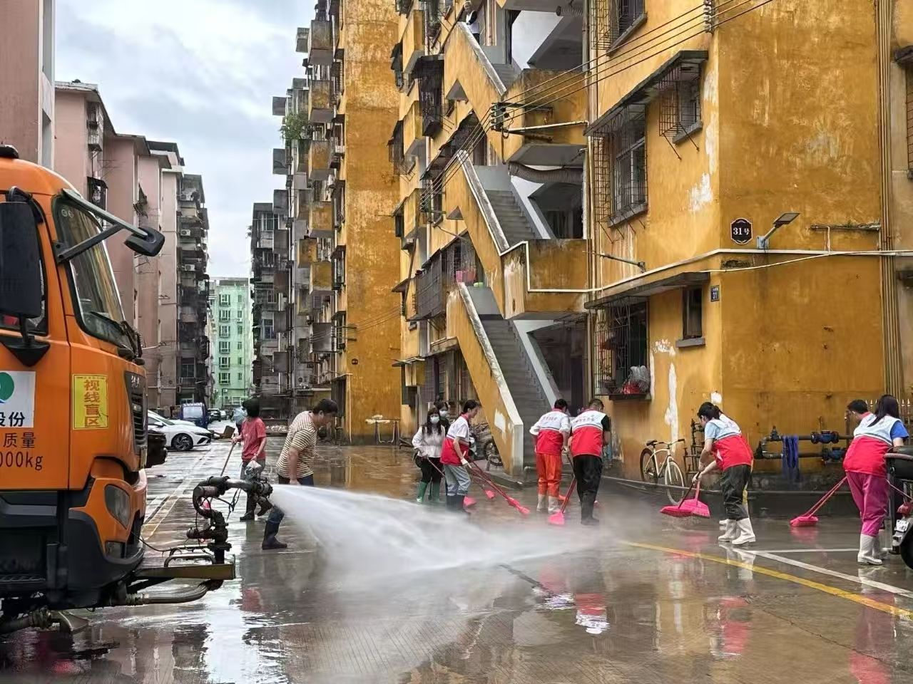 風雨踐初心，泥濘顯擔當！這樣的幹部我們信得過！