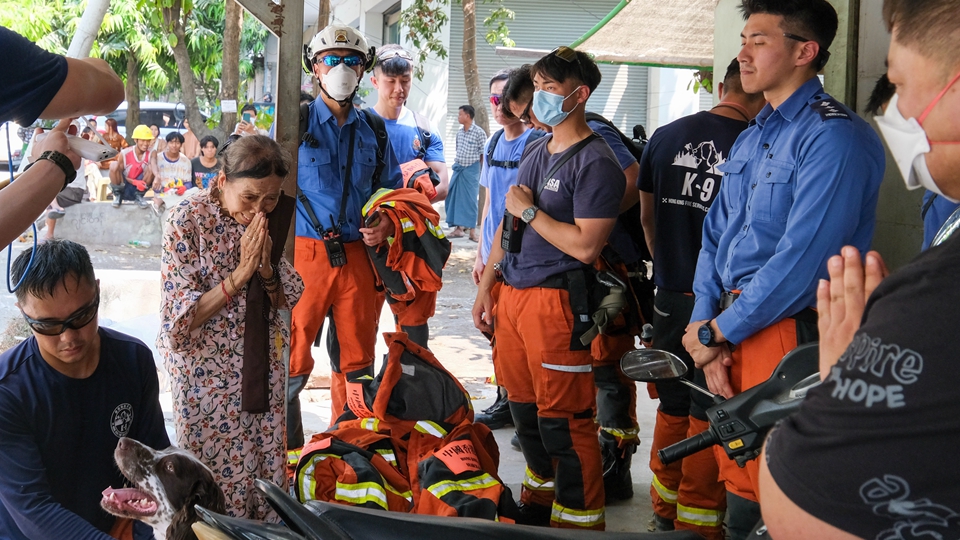 緬甸地震救援隊(duì)榮登行政長(zhǎng)官表揚(yáng)榜 鄧炳強(qiáng)：實(shí)至名歸！