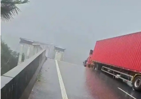 貴州一高速橋垮塌 貨車驚險(xiǎn)懸空剎停 無(wú)人死