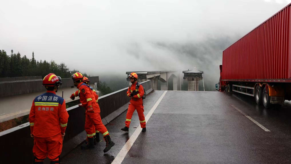 有片｜貴州高速大橋垮塌 貨車車頭懸空 司機(jī)獲救