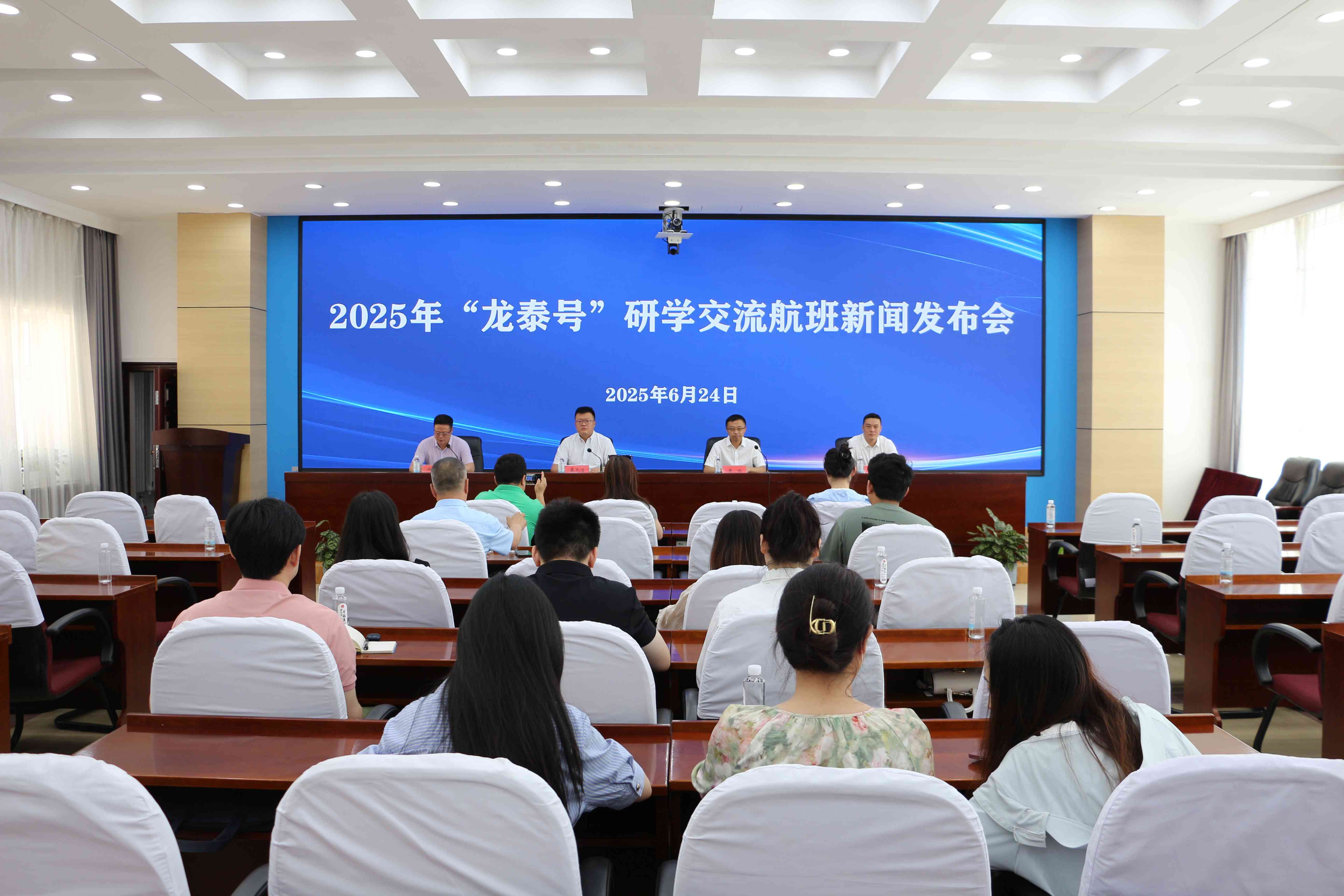 「龍?zhí)┨枴乖袑W交流航班再提升 哈爾濱至阿勒泰研學交流營再升級