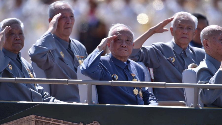 【特別報道】國民黨抗戰(zhàn)老兵再現(xiàn)天安門廣場閱兵式 別忘了背後那位香港人