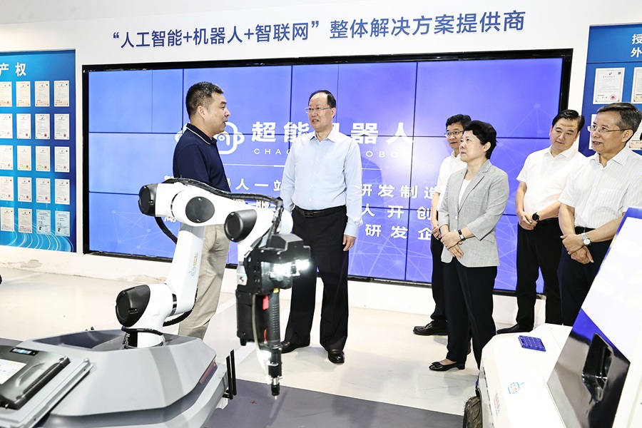 毛偉明在長沙調(diào)研部分企業(yè)