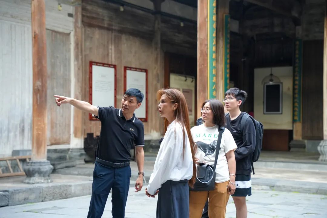 在黟縣  央視著名主持人朱迅發(fā)了3條短視頻