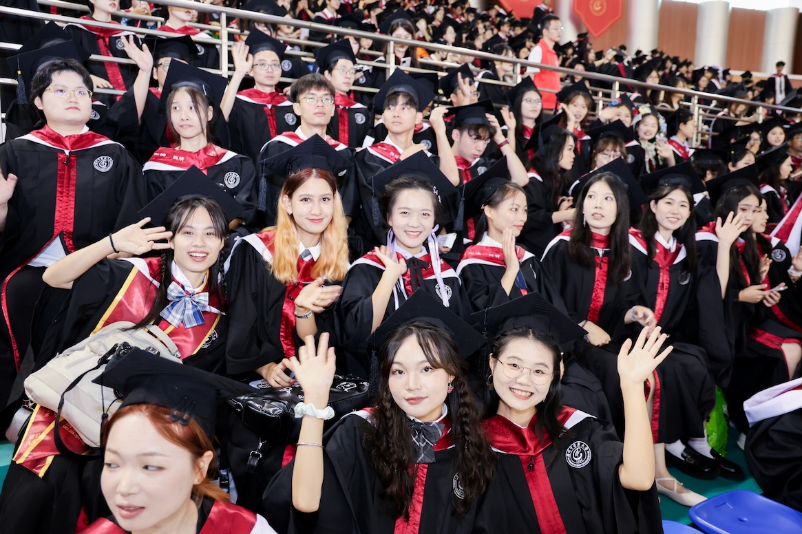 廣州中醫(yī)藥大學(xué)新百年首屆逾五千本碩博畢業(yè)生奔赴人生新舞臺