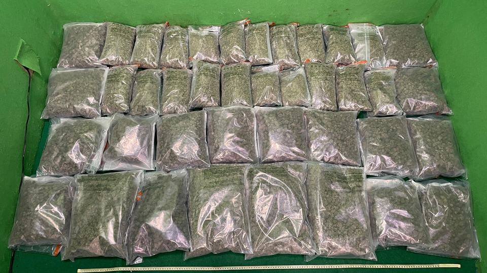 行李藏約15公斤懷疑大麻花 海關(guān)機(jī)場(chǎng)拘捕35歲男旅客