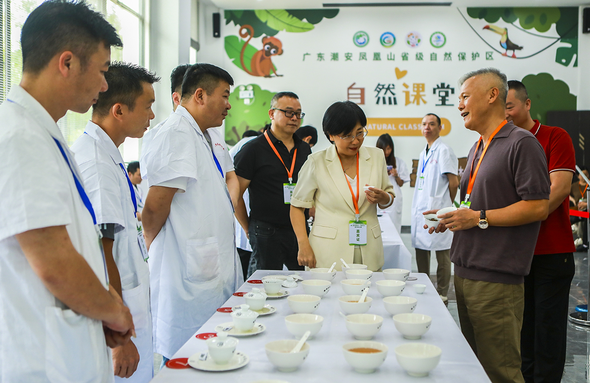 潮安萬(wàn)峰林場(chǎng)第二屆鳳凰單叢（萬(wàn)峰生態(tài)茶）茶王誕生 茶產(chǎn)業(yè)蓬勃發(fā)展