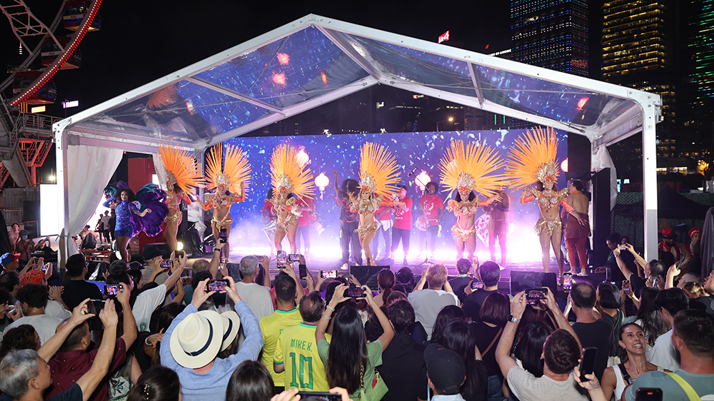 香港巴西狂歡節(jié)愈夜愈繽紛 3日吸引逾2萬人入場