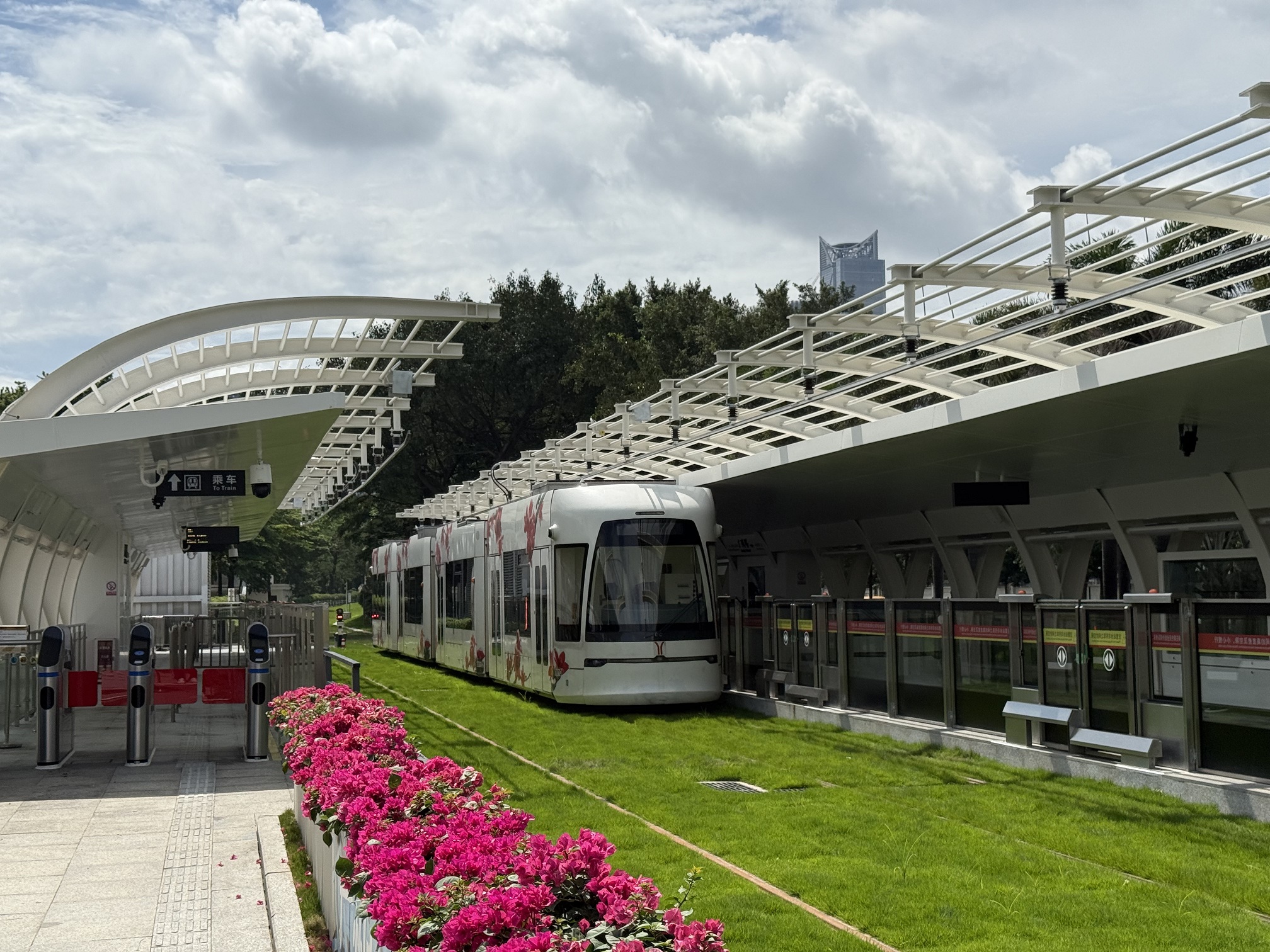 地鐵新線開通首日客流平穩(wěn)廣州海珠有軌電車新廣州塔7月1日正式啟用