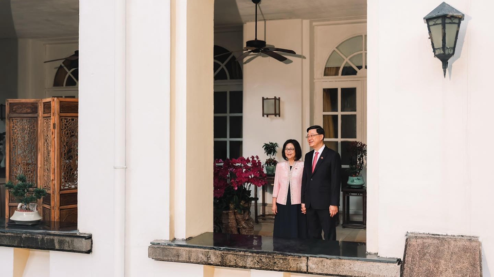 李家超發(fā)文感謝太太：就任行政長(zhǎng)官3年來(lái) 始終握手如初