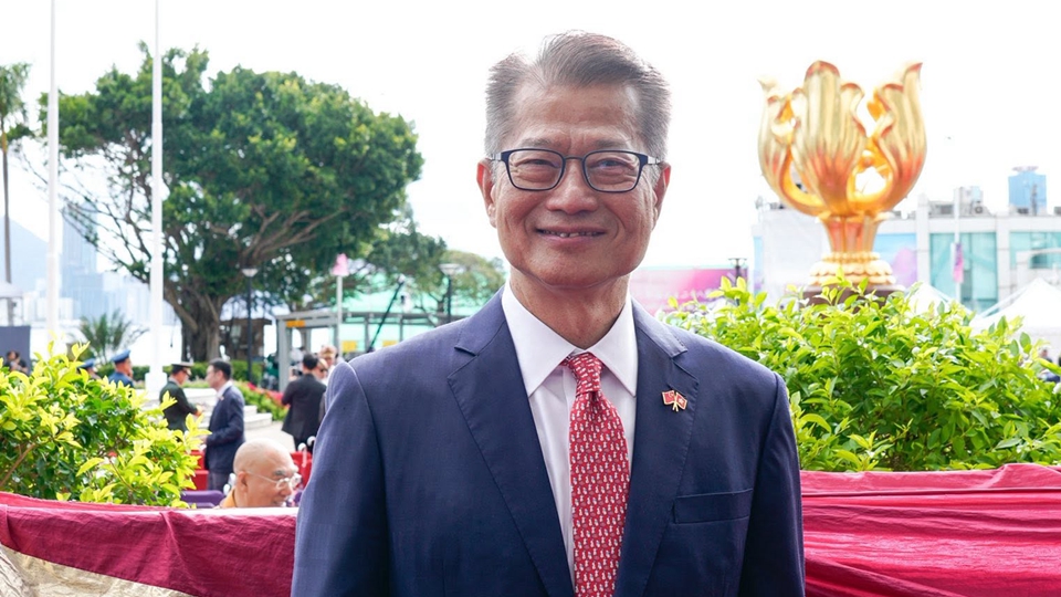 陳茂波與同事品嚐飲品美食 慶祝香港回歸祖國(guó)28周年 