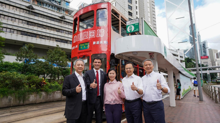 香港回歸28周年｜陳美寶與多名議員搭乘電車 享食買優(yōu)惠慶回歸