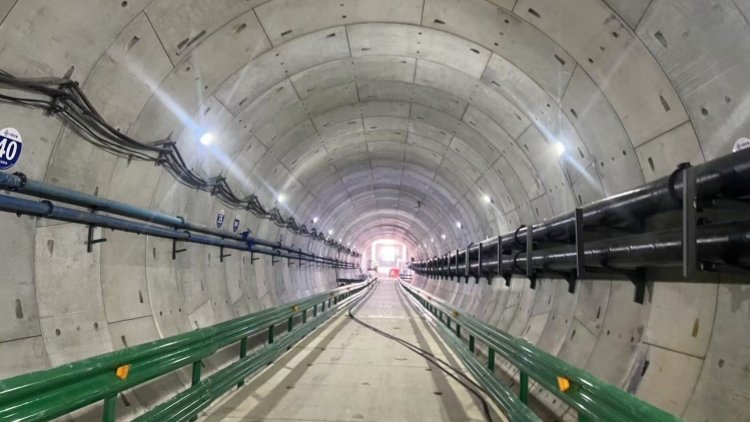國內(nèi)首條下穿兩條機(jī)場跑道盾構(gòu)隧道正式貫通