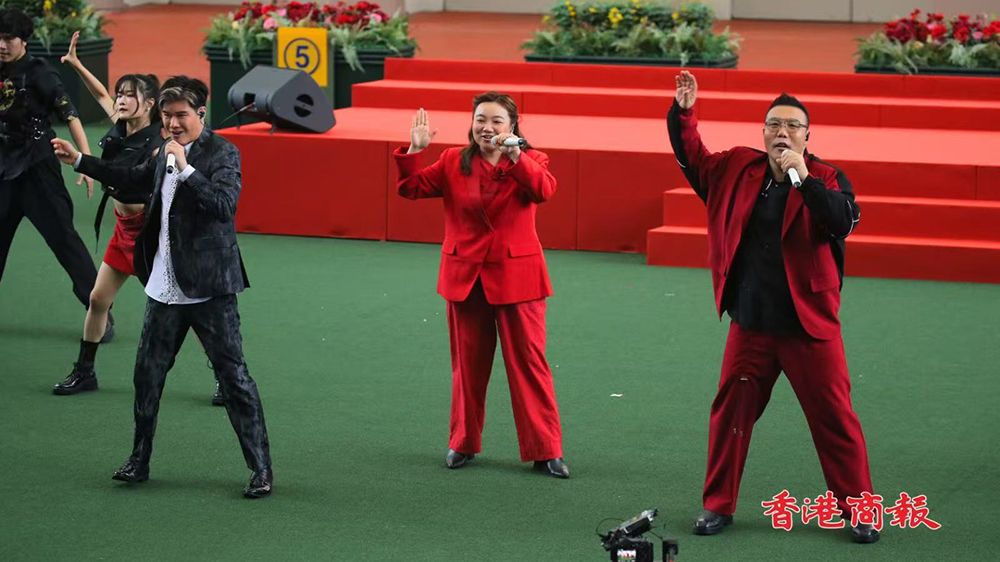 有片｜香港共慶回歸賽馬日 黃博張與辰劉洋合唱發(fā)亮不再猶豫