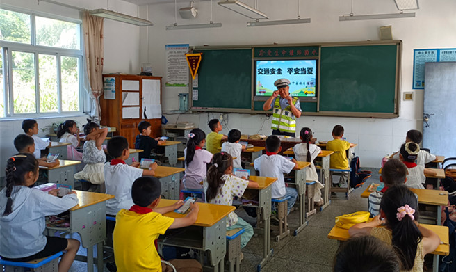 皖黟縣宏村學(xué)校：特殊的「暑假安全禮」