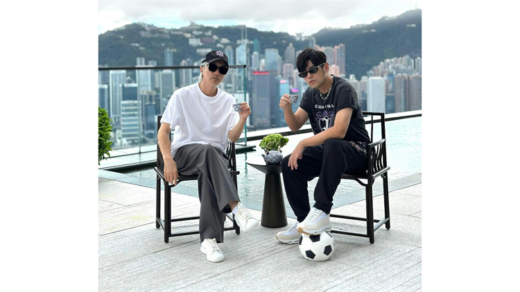 周杰倫維港同周星馳飲茶 腳踩「少林足球」引猜測(cè)