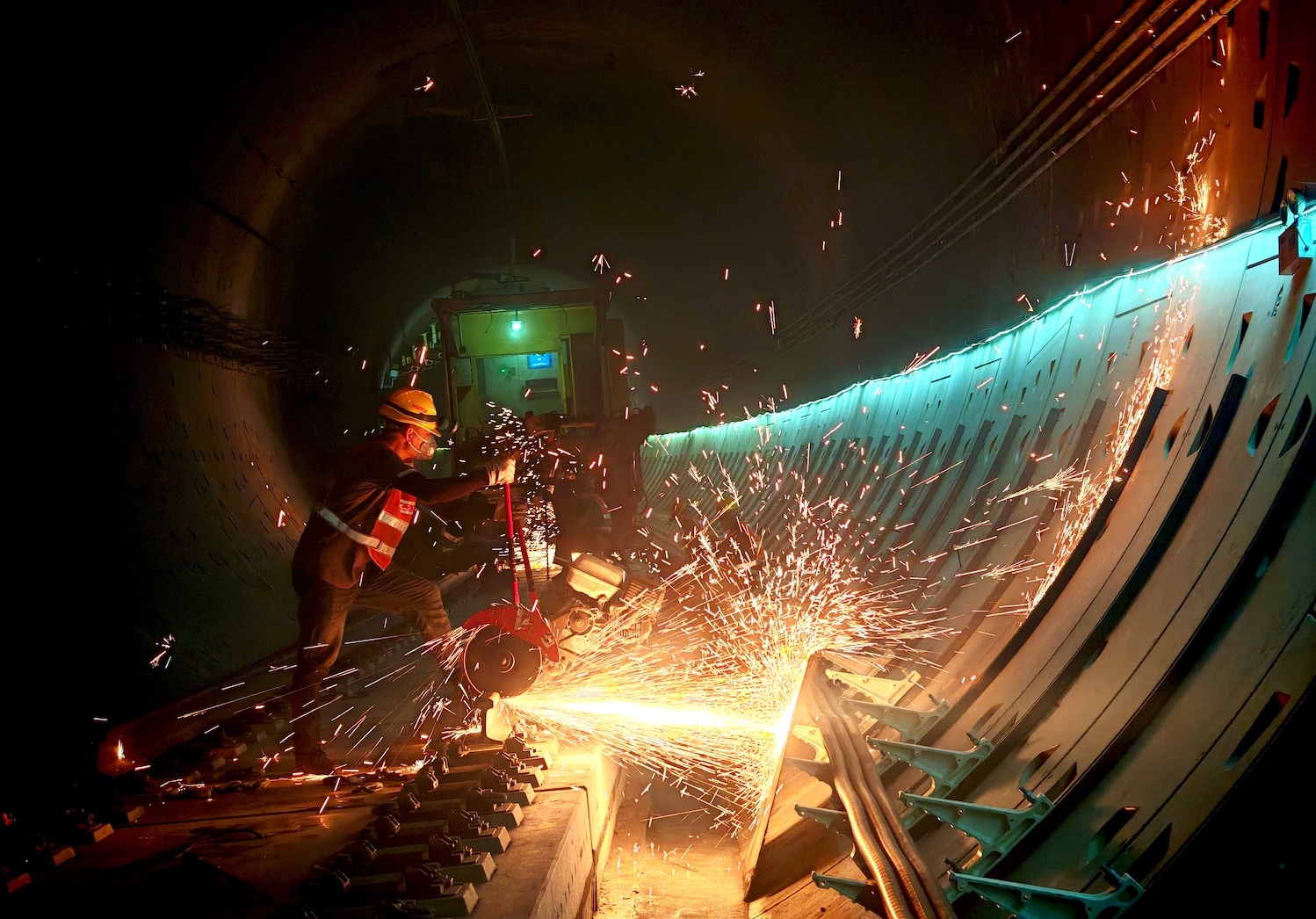 再傳捷報(bào) 廣州地鐵二十二號(hào)線後通段長(zhǎng)軌貫通